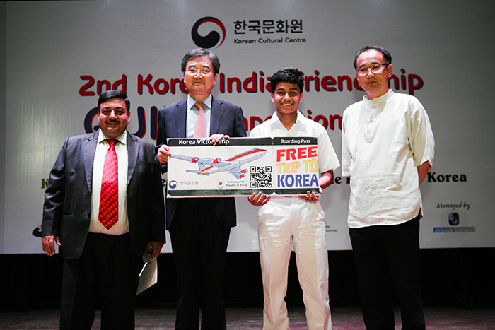Mrityunjay Shukla (second from right), the winner of the second Korea-India Friendship Quiz Competition 2017, Director Kim Kum-pyoung (right) of the Korean Cultural Center in India, and other dignitaries pose for a photo after the competition in New Delhi on May 4.